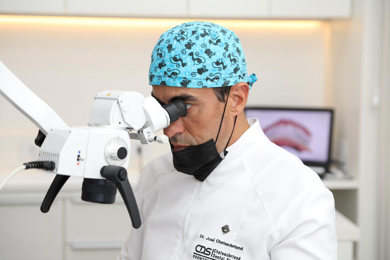 Microscópio para tratamento de canal na CDS Odontologia Digital