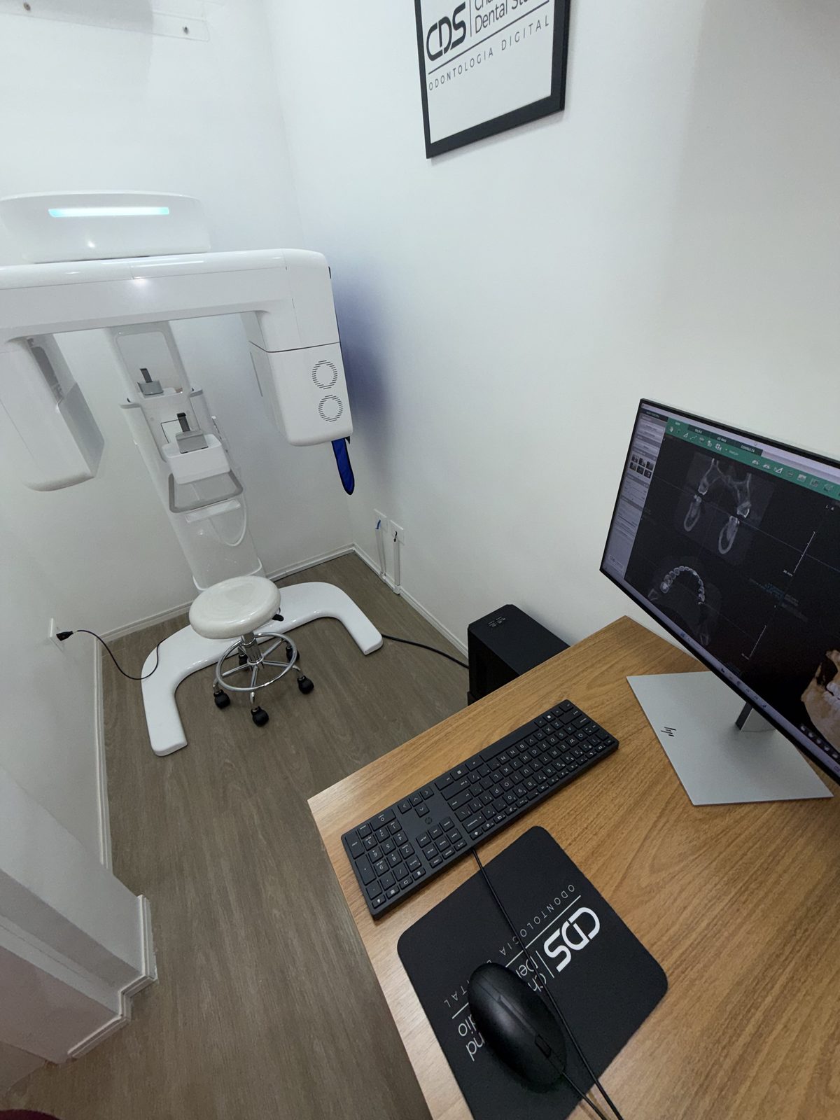 Sala de radiografia panorâmica e tomografia da CDS Odontologia Digital, no Tatuapé